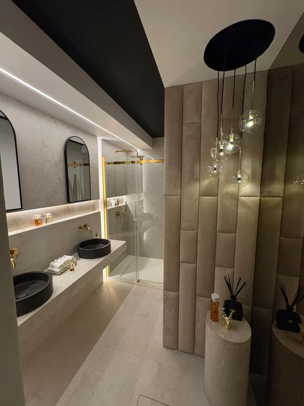 Luxus-Badsanierung mit Gold-Details