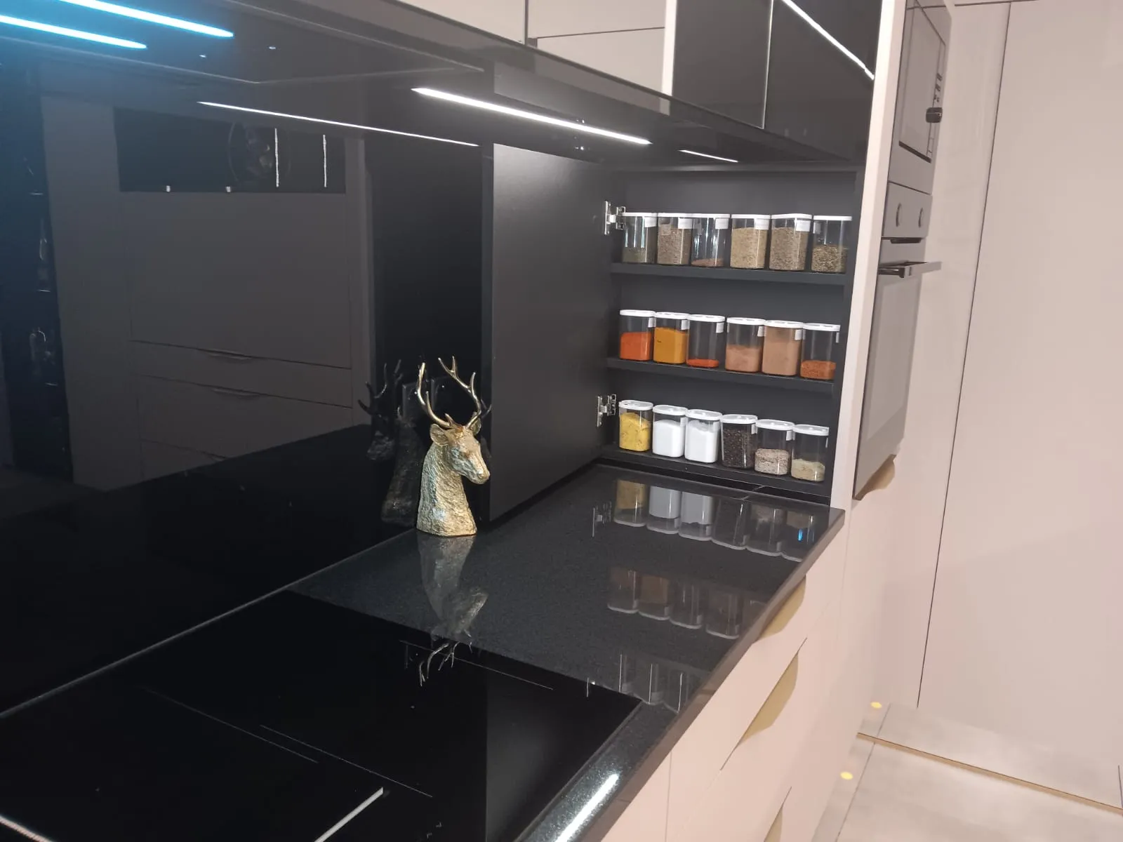 Hochwertige Küchengestaltung von P.R Bau - moderne schwarze Küche mit eleganten Akzenten